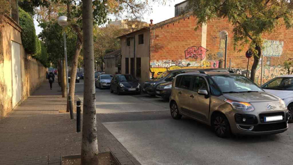 Vehículos en doble fila en una de las calles del barrio de Horta de Barcelona