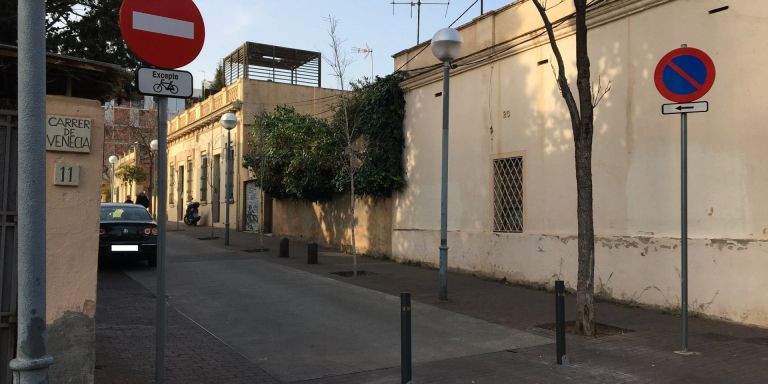 Prohibición impuesta por el Ayuntamiento en la calle de Carles Collet / METRÓPOLI - RP