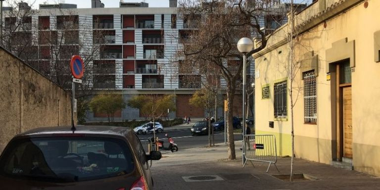 Vehículo estacionado en el tramo modificado de la calle de Carles Collet / METRÓPOLI - RP