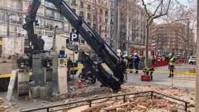 Incidente con una grúa en la avenida del Paral·lel / BOMBERS DE BARCELONA