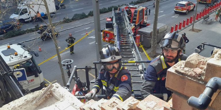 Actuación de los bomberos durante el incidente / BOMBERS DE BARCELONA