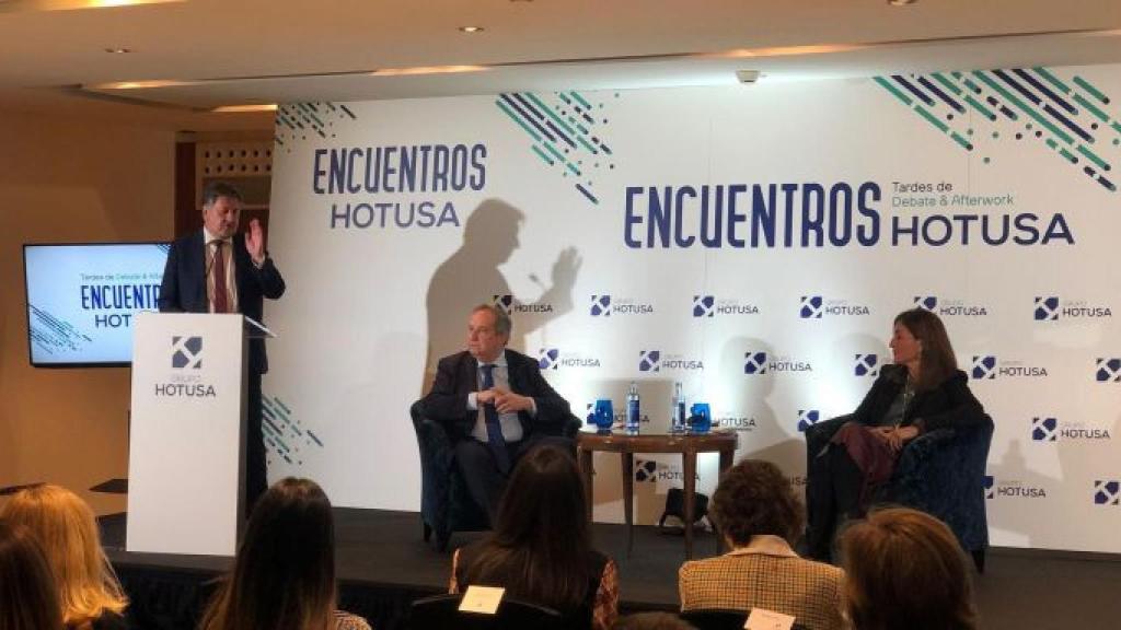 Amancio López, Jordi Hereu y Rocío Martínez, en los Encuentros Hotusa / MA