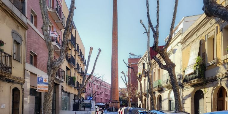 Chimenea que perteneció a la antigua fábrica El Vapor Vell