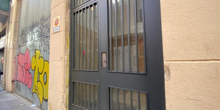 La entrada al edificio por la calle de Les Flors / ALBA CARNICÉ (MA)