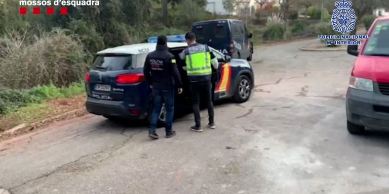 Los Mossos d'Esquadra y la Policía Nacional durante la operación / MOSSOS