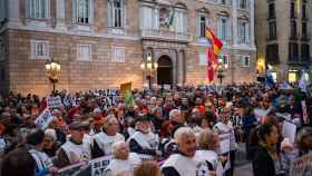 Manifestantes en contra de la guerra en Ucrania, en la plaza Sant Jaume / EP