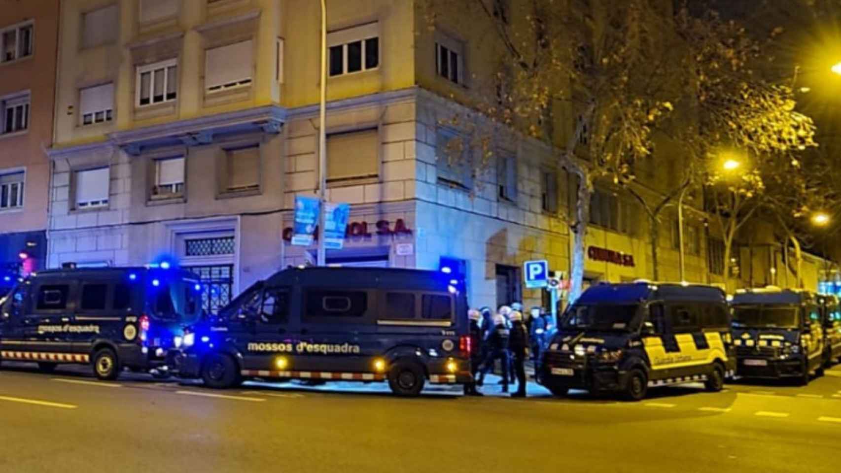 Imágenes del dispositivo nocturno en la discoteca árabe de Les Corts / MOSSOS