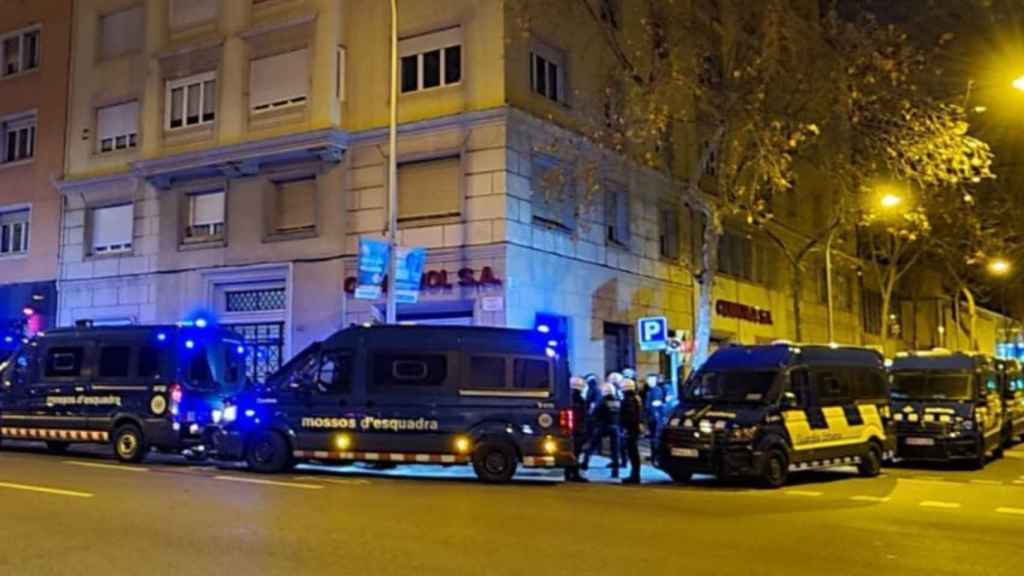 Imágenes del dispositivo nocturno en la discoteca árabe de Les Corts / MOSSOS