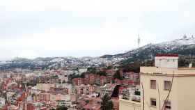 La nieve, visible desde diferentes puntos de Barcelona en 2018 / HUGO FERNÁNDEZ