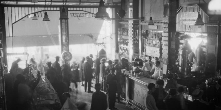 Ambiente del Bar Canaletes en 1927 / WOLFGANG WEBER