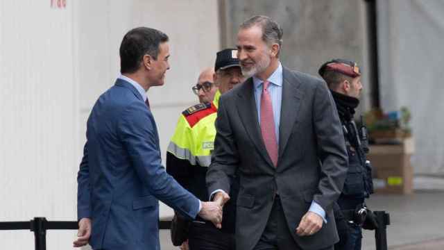 El Rey Felipe VI en la llegada al Mobile World Congress junto al presidente del Gobierno, Pedro Sánchez