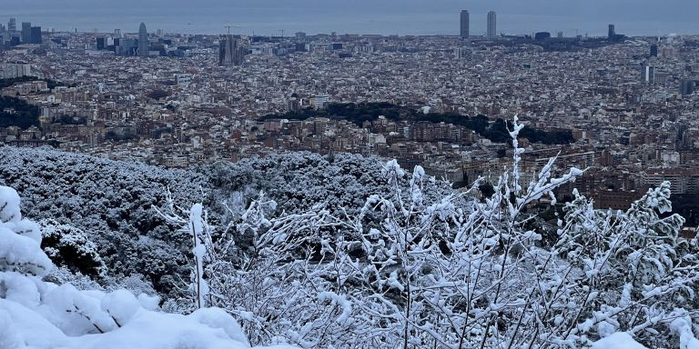 Vistas de Barcelona con la sierra de Collserola nevada / ROBERTO DE GODOS