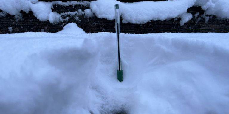 Más de cinco centímetros de nieve en el Tibidabo / ROBERTO DE GODOS