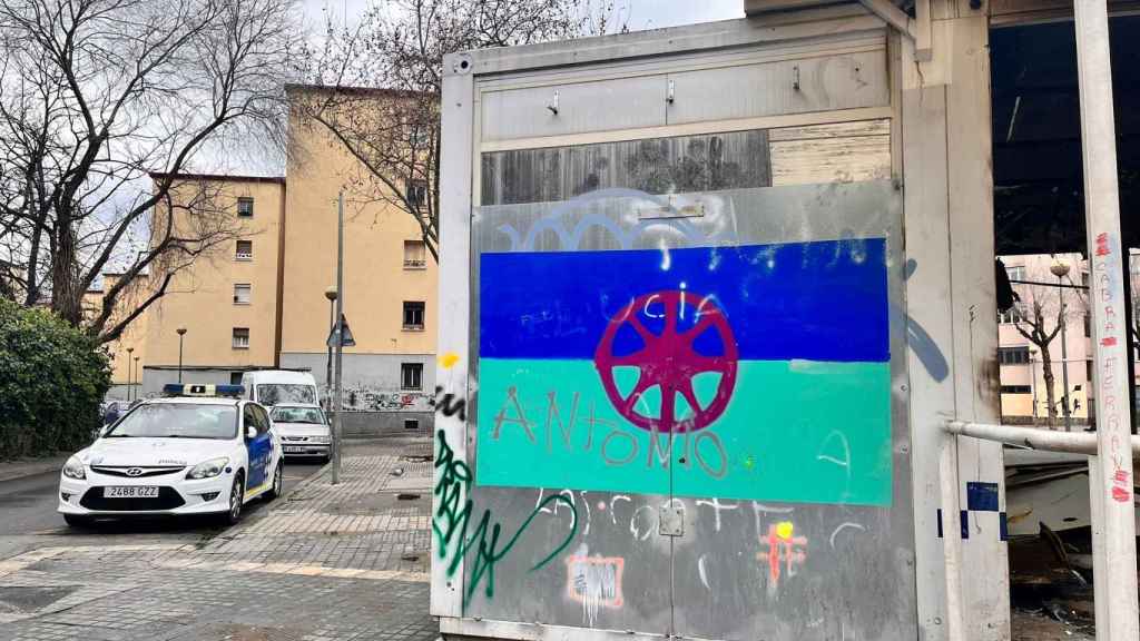 El antiguo módulo de la Guardia Urbana de Badalona con la bandera gitana en Sant Roc / METRÓPOLI