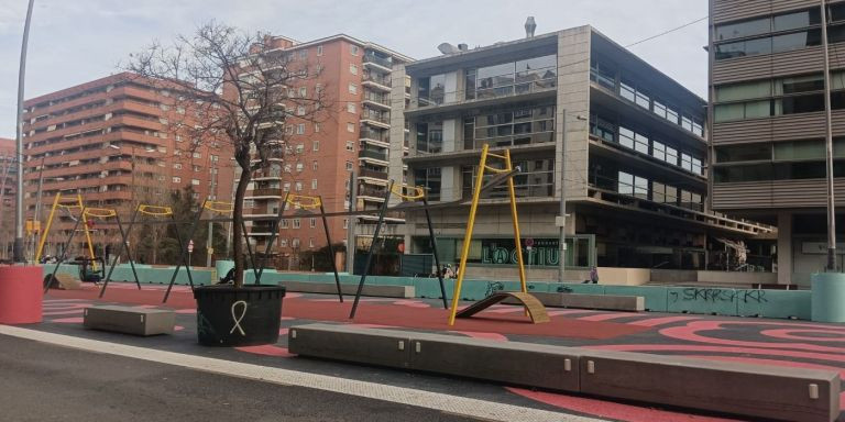 Los afectados por las nuevas tirolinas de la Gran Vía aseguran que tienen problemas para descansar y dormir / MA