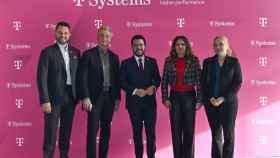 Osmar Polo, managing director de T-Systems Iberia; Adel Al-Saleh CEO de T-Systems; Pere Aragonès presidente de la Generalitat de Cataluña; Laura Vilagrà, onsejera de la Presidència, y Rosa Rodríguez, vicepresidenta