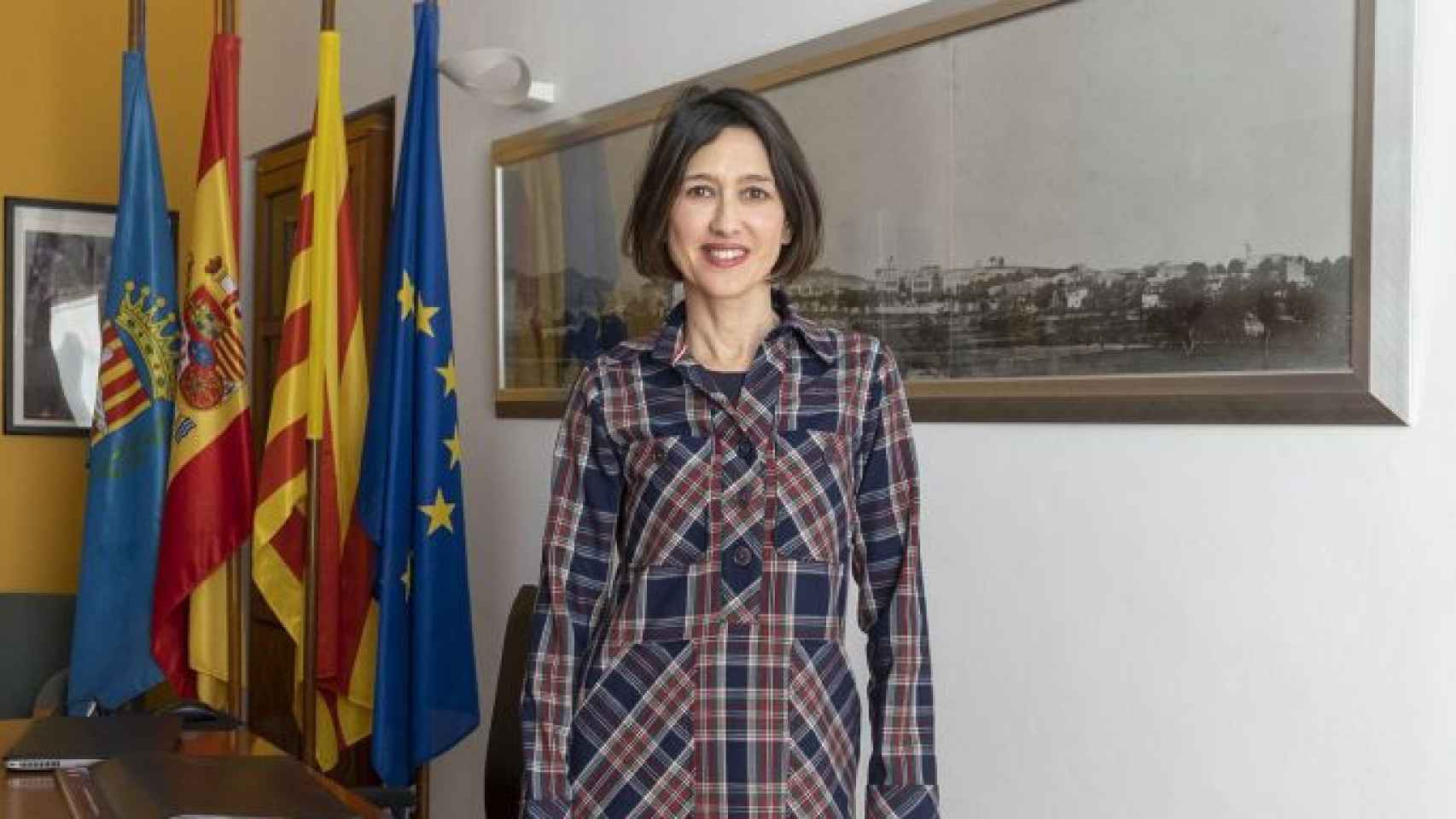 Núria Parlon, alcaldesa de Santa Coloma de Gramanet, en su despacho / LENA PRIETO