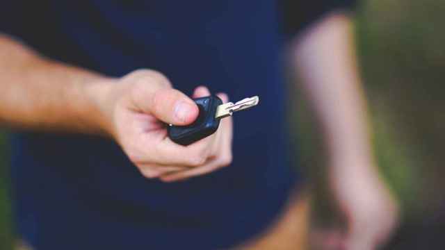 Hombre con la llave de un coche