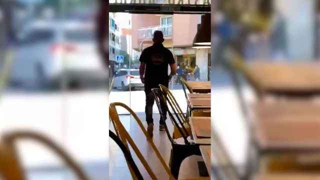 Un comerciante de L'Hospitalet, observando el atraco a una frutería / TWITTER