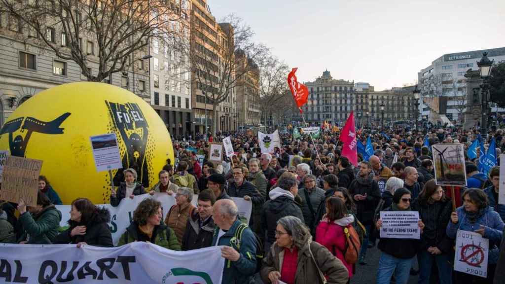 Miles de personas se manifiestan en Barcelona contra el Hard Rock, la B-40 y la ampliación del aeropuerto / LORENA SOPENA -EUROPA PRESS