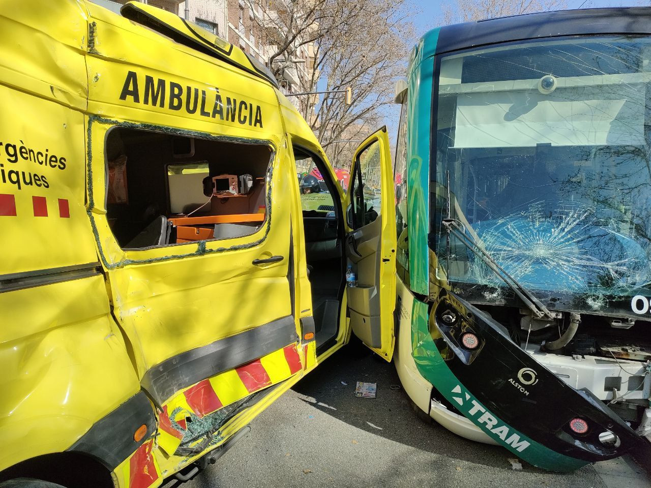 Accidente entre un tranvía y una ambulancia / BOMBERS DE BCN