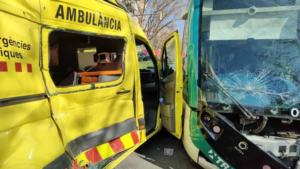 Accidente entre un tranvía y una ambulancia / BOMBERS DE BCN