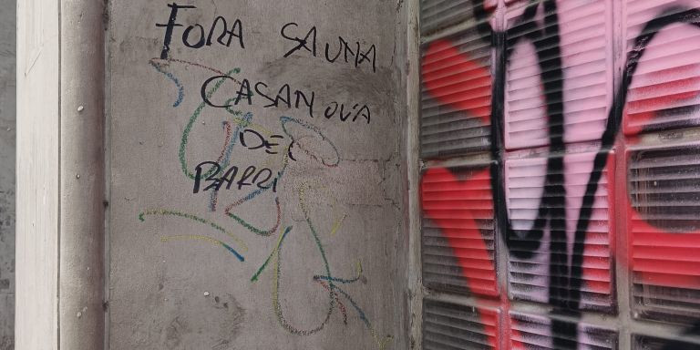 Pintada pidiendo el cierre de la Sauna Gay Casanova / MA