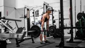 Una mujer entrenando fuerza en un gimnasio en una imagen de archivo / ARCHIVO