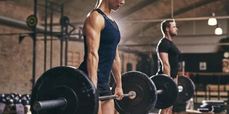 Una mujer y un hombre entrenan en un gimnasio / ARCHIVO