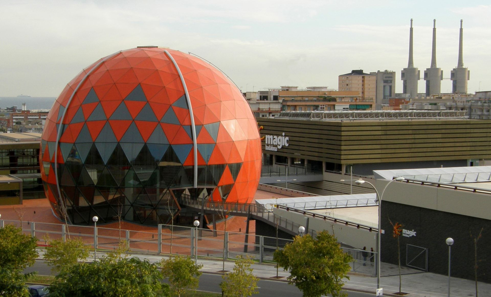 Exterior del Centre Comercial Màgic en Badalona / RRSS