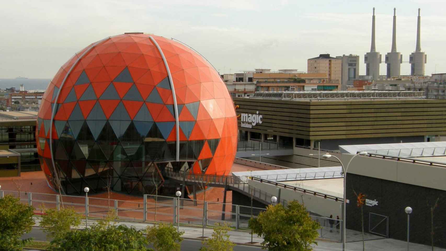 Exterior del Centre Comercial Màgic en Badalona / RRSS