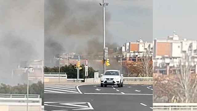 La columna de humo que sale del incendio desatado en una cañada del río Besòs / TWITTER