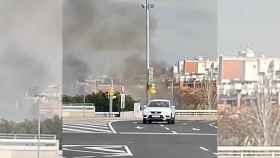 La columna de humo que sale del incendio desatado en una cañada del río Besòs / TWITTER