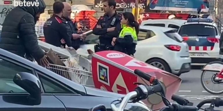 Un hombre se lleva una señal del metro de Barcelona / BETEVÉ