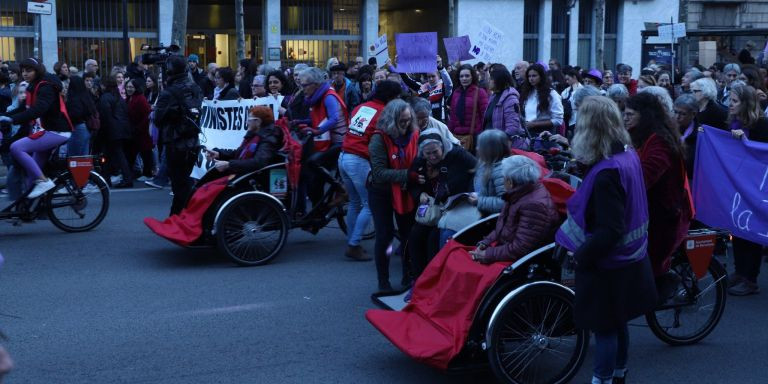 Mujeres con movilidad reducida encabezan la marcha feminista de este 8 de marzo en Barcelona / GALA ESPÍN - METRÓPOLI