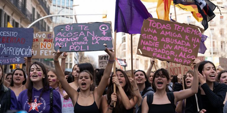 Estudiantes protestan en la manifestación estudiantil del 8M de 2023 / LUIS MIGUEL AÑÓN - METRÓPOLI