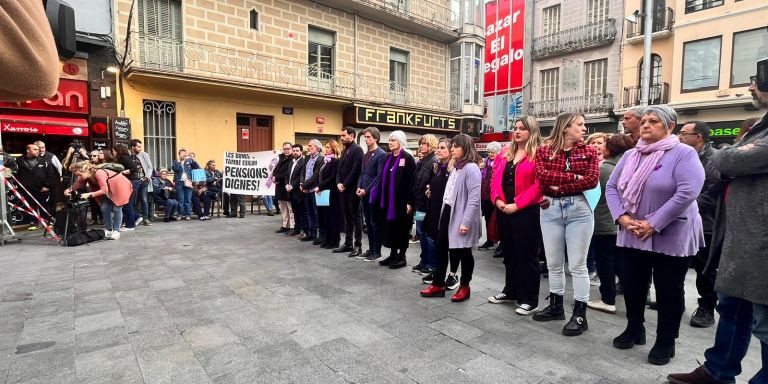 El alcalde Rubén Guijarro y el resto de políticos de Badalona en la concentración / METRÓPOLI