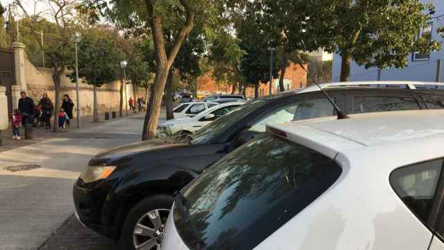 Vehículos estacionados en la calle de Carles Collet / METRÓPOLI - RP