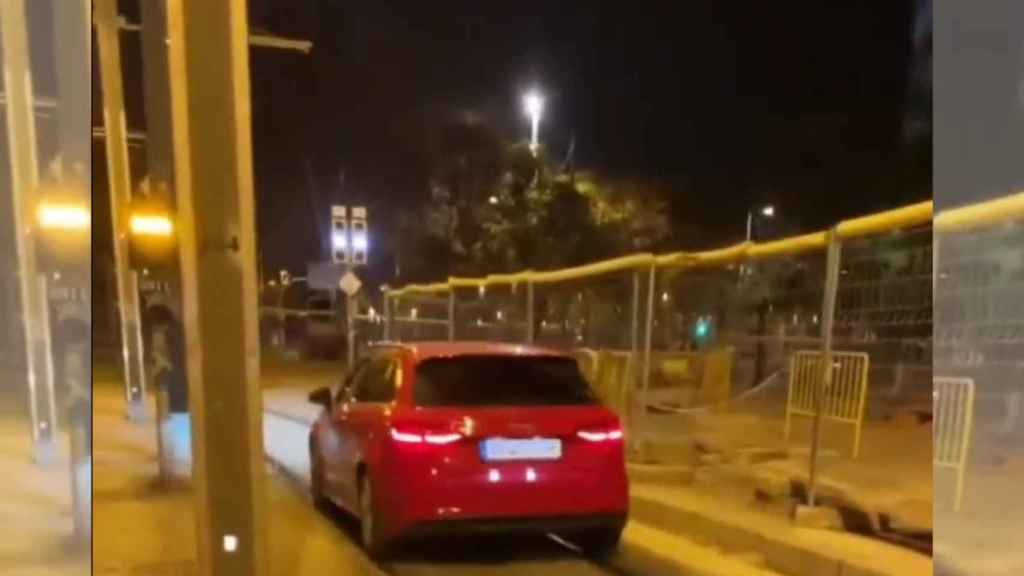 Un coche circula por las vías del tranvía en Glòries / TWITTER @SOCIALDRIVE