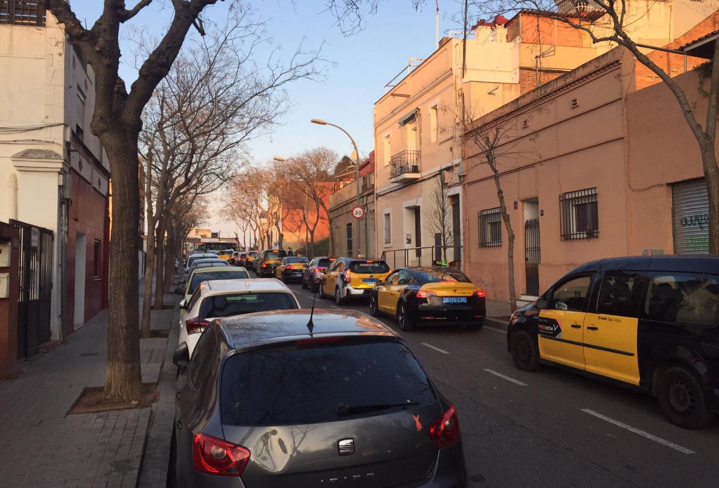 La calle de Gran Vista de Barcelona, colapsada por taxis que se dirigen a los búnkeres / CEDIDA