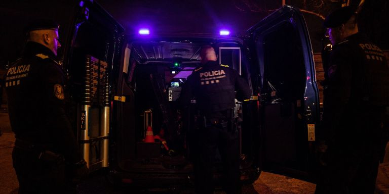 Agentes de la USIR en la furgoneta  / GALA ESPÍN MA