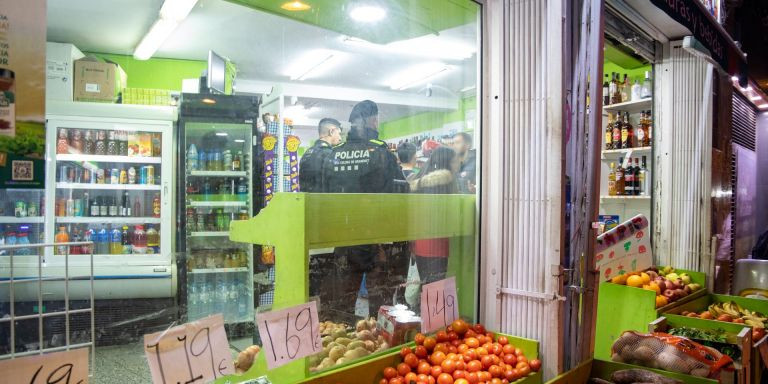 Agentes de la USIR de la Policía Local de Santa Coloma en una tienda de Fondo / GALA ESPÍN MA