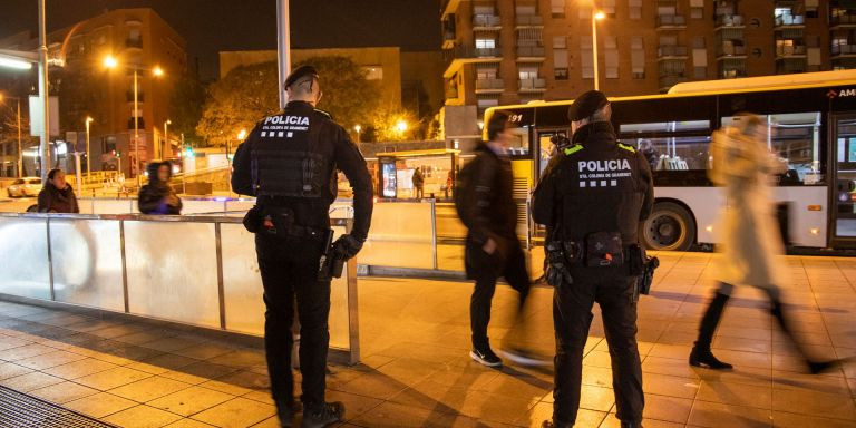Agentes de la USIR de la Policía Local de Santa Coloma en el metro de Fondo / GALA ESPÍN MA
