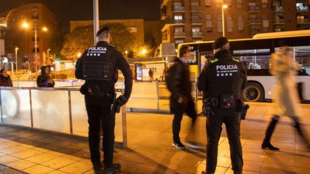 Agentes de la USIR de la Policía Local de Santa Coloma en el metro de Fondo / GALA ESPÍN MA