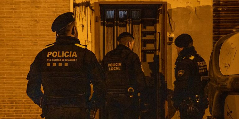 Agentes de la USIR de la Policía Local de Santa Coloma en un bloque okupado / GALA ESPÍN MA