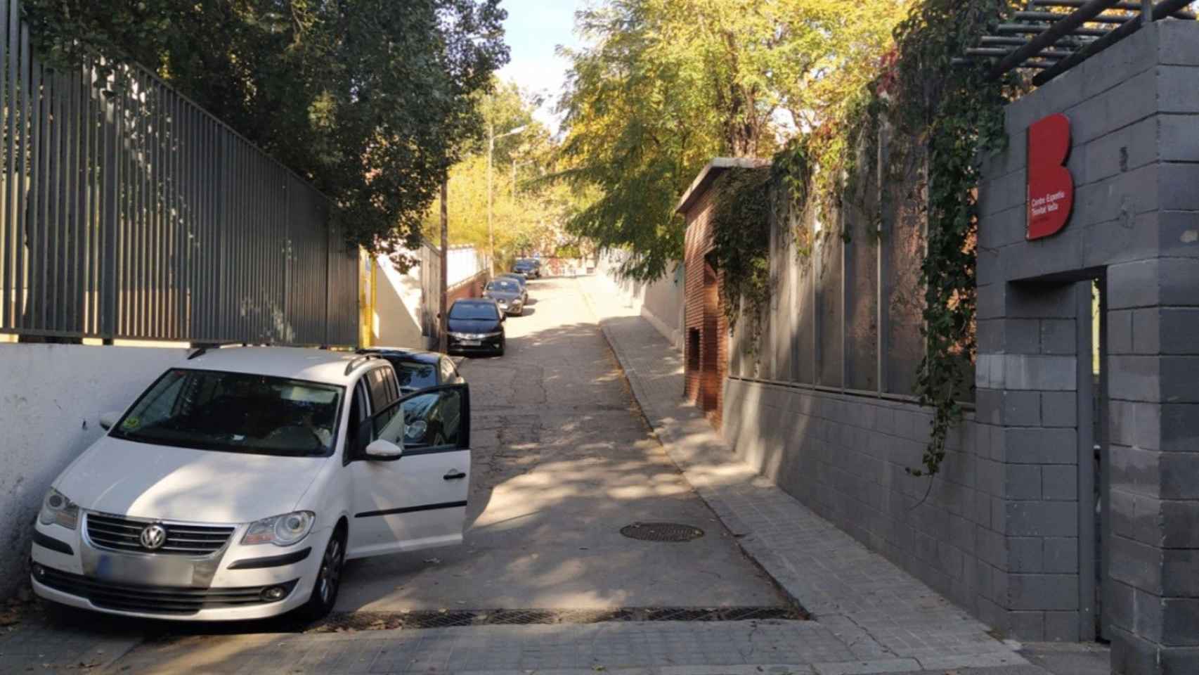 Vehículos estacionados en la calle de Palafrugell / AJ BCN