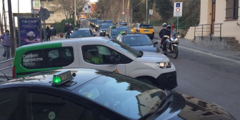 Vehículos estacionados en una zona reservada para los vecinos de la calle de Gran Vista, en El Carmel / CEDIDA