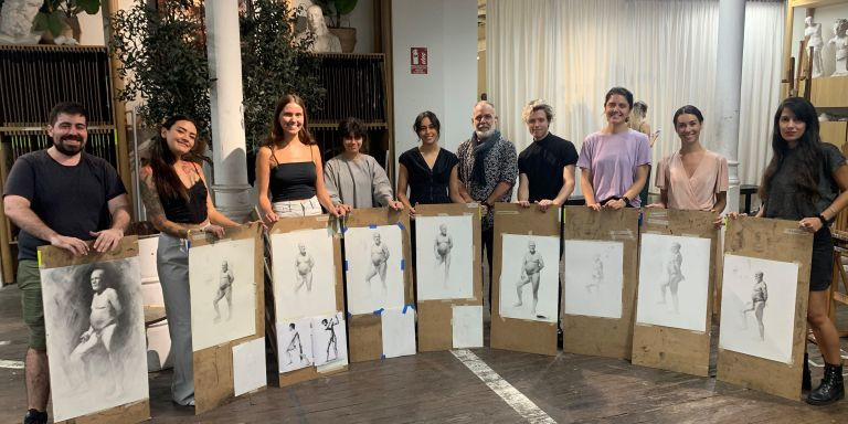 Alumnos posan con sus dibujos en la escuela de arte de Barcelona