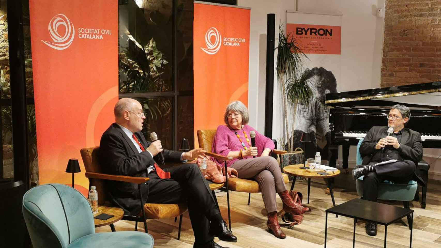 Jordi Canal, Michi Strausfeld y Manel Manchón en la conversación sobre Barcelona y el 'boom' latinoamericano en la librería Byron / SCC