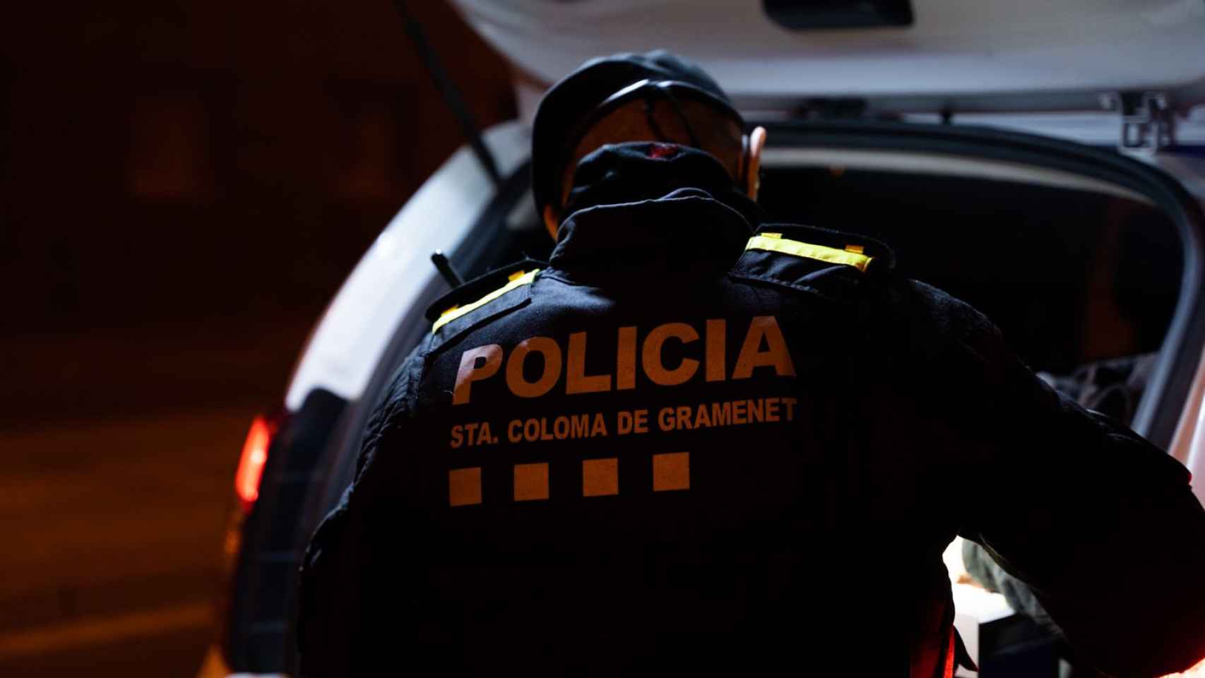 Un agente de la Policía Local de Santa Coloma en un control